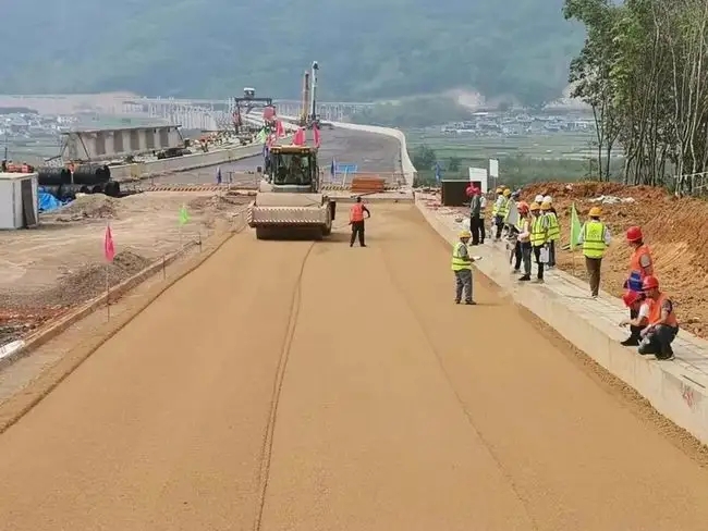 桑日路基工程